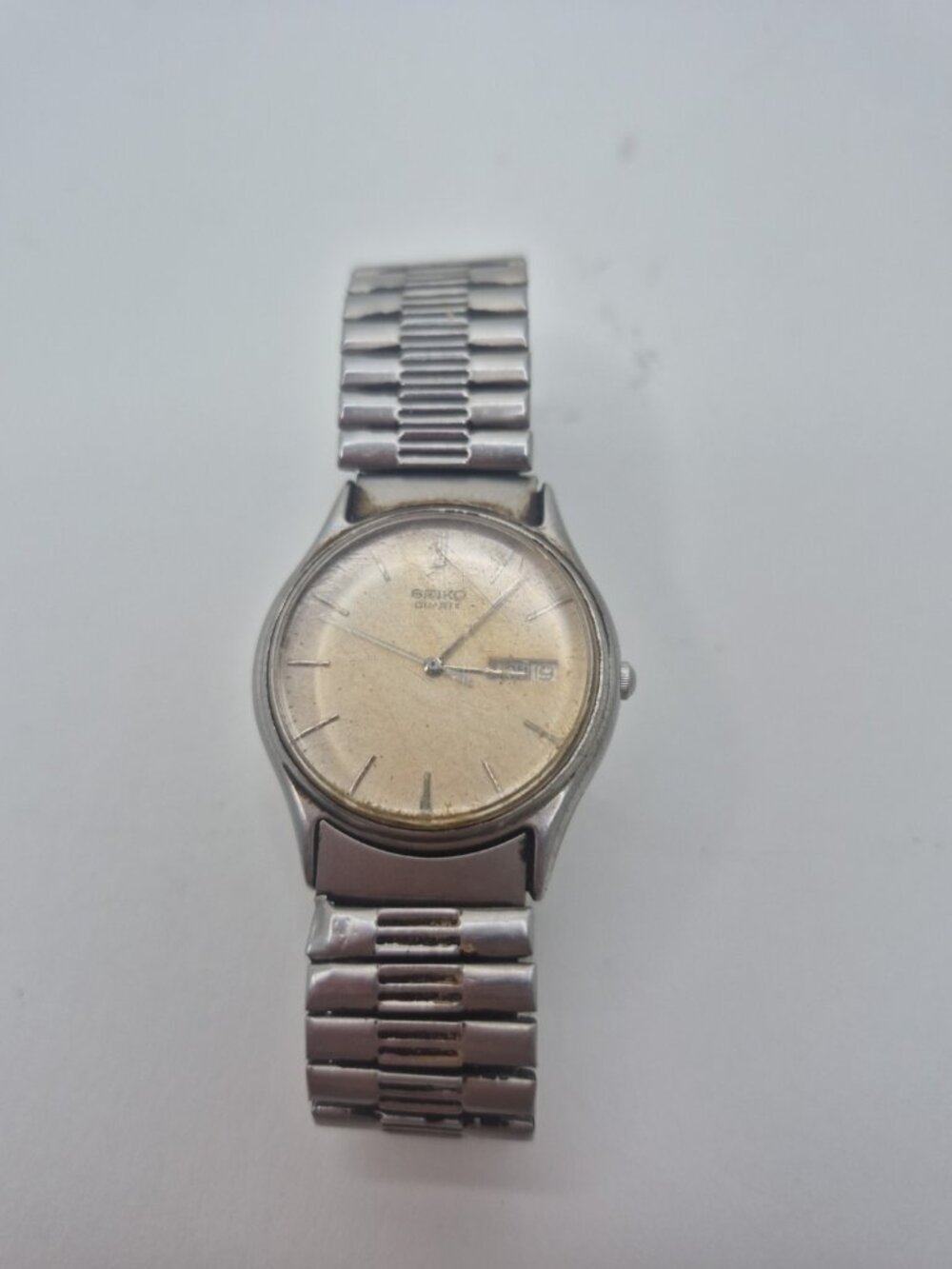 Seiko Quartz Day Date Silver Tone Mens Watch w/ Stretch Band New Battery
